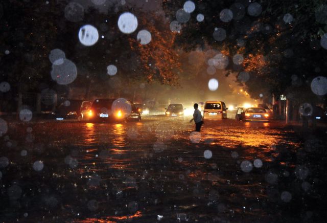 Τον αριθμό των νεκρών από πλημμύρες «αυξάνει» η Κίνα, μετά από λαϊκή κατακραυγή