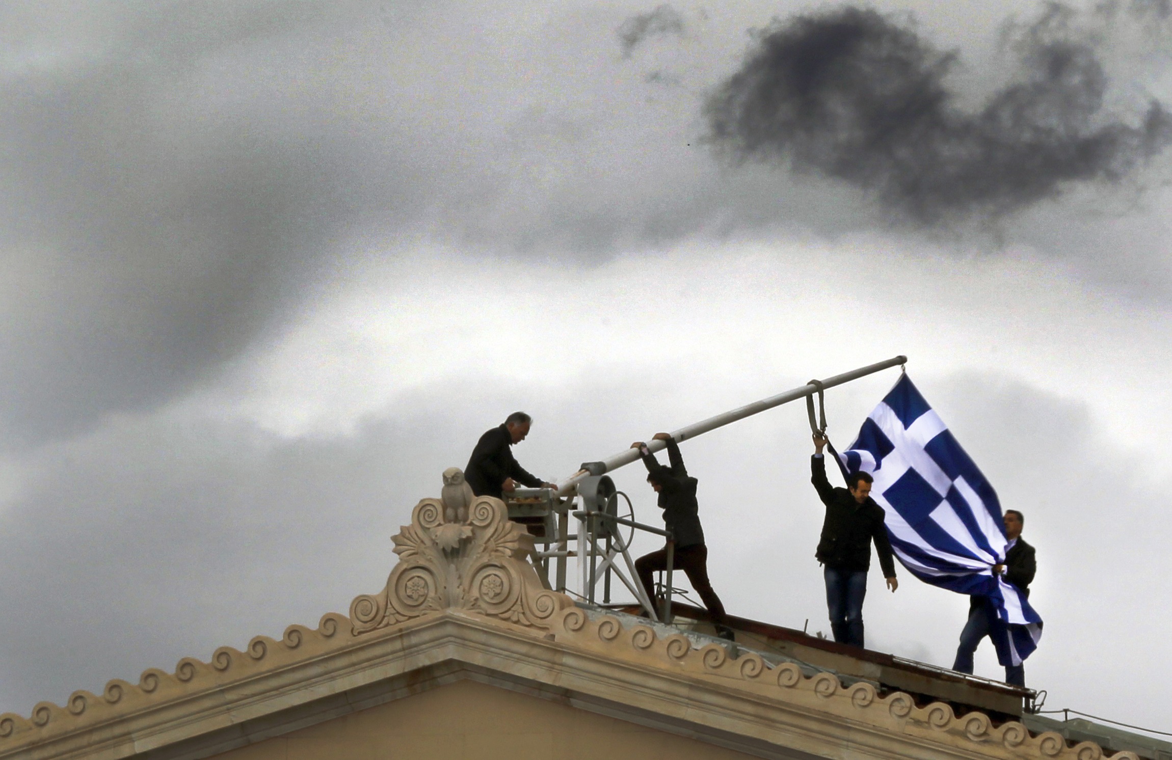 «Η ΕΚΤ ίσως δεχθεί απώλειες για νέο κούρεμα του ελληνικού χρέους», λέει το Reuters