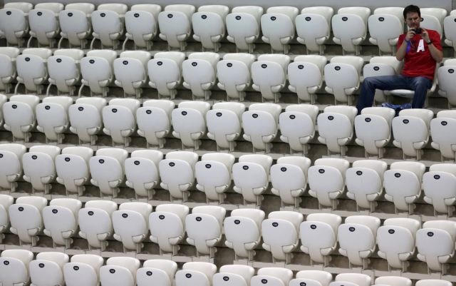 Προβληματισμός για τα άδεια γήπεδα στο Λονδίνο