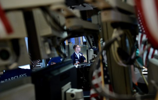 Μικρή υποχώρηση στη Γουόλ Στριτ τη Δευτέρα, στο πράσινο τα ευρωπαϊκά χρηματιστήρια