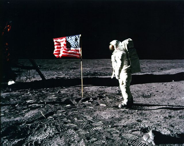 Στη θέση τους όλες οι σημαίες των αμερικανικών αποστολών στη Σελήνη, εκτός από την πρώτη