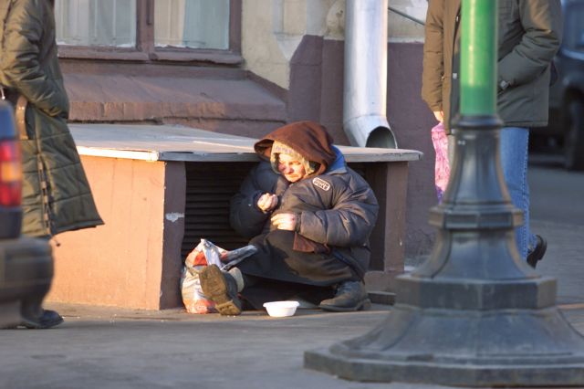 Άγνωστοι νεαροί πυρπόλησαν άστεγο στην Αγία Πετρούπολη