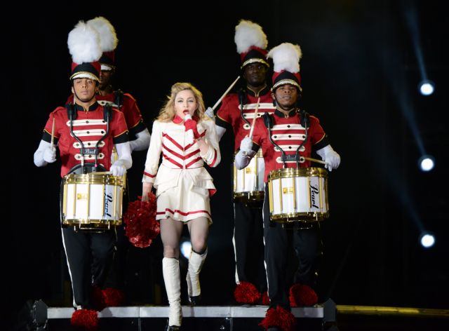 Σε «τραμπούκους» ρίχνει την ευθύνη η Μαντόνα για τις αποδοκιμασίες στο Παρίσι