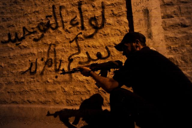 Εκατοντάδες οι εγκλωβισμένοι στο Χαλέπι ενώ οι συγκρούσεις συνεχίζονται