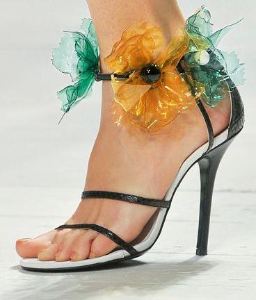 Σέξι ψηλοτάκουνα πέδιλα: η σταθερή αξία