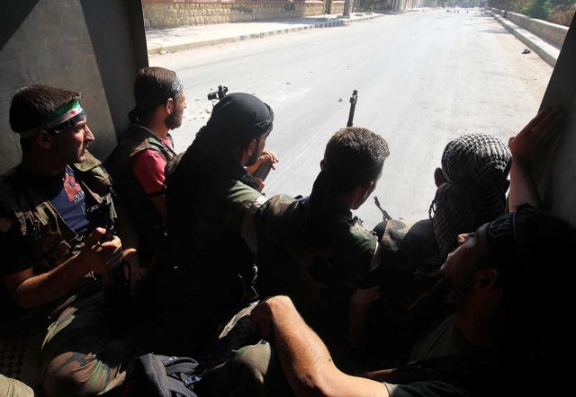 Αδιάλειπτες οι συγκρούσεις στο Χαλέπι, αντιδράσεις από βίντεο με εκτέλεση καθεστωτικών