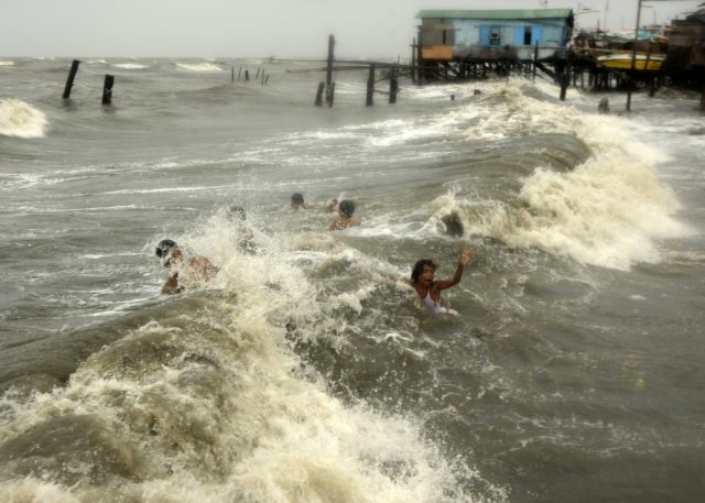 Δεκάδες νεκροί στις Φιλιππίνες από τον τυφώνας Σαόλα που έπληξε και την Ταϊβάν