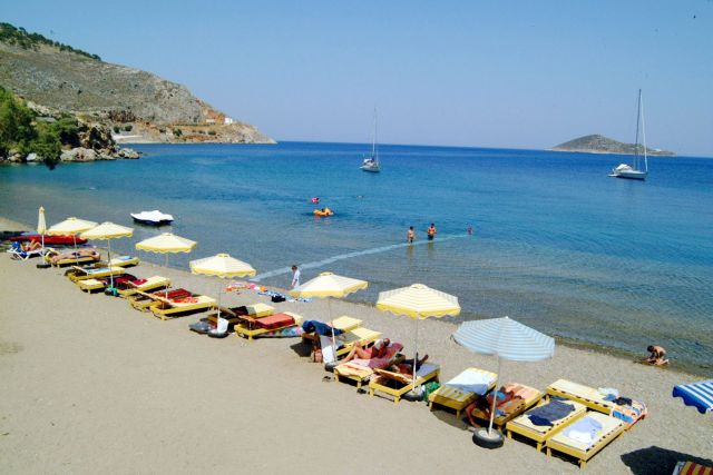 «Σαφάρι» στις παραλίες από το ΣΔΟΕ για το «όργιο» παρανομιών