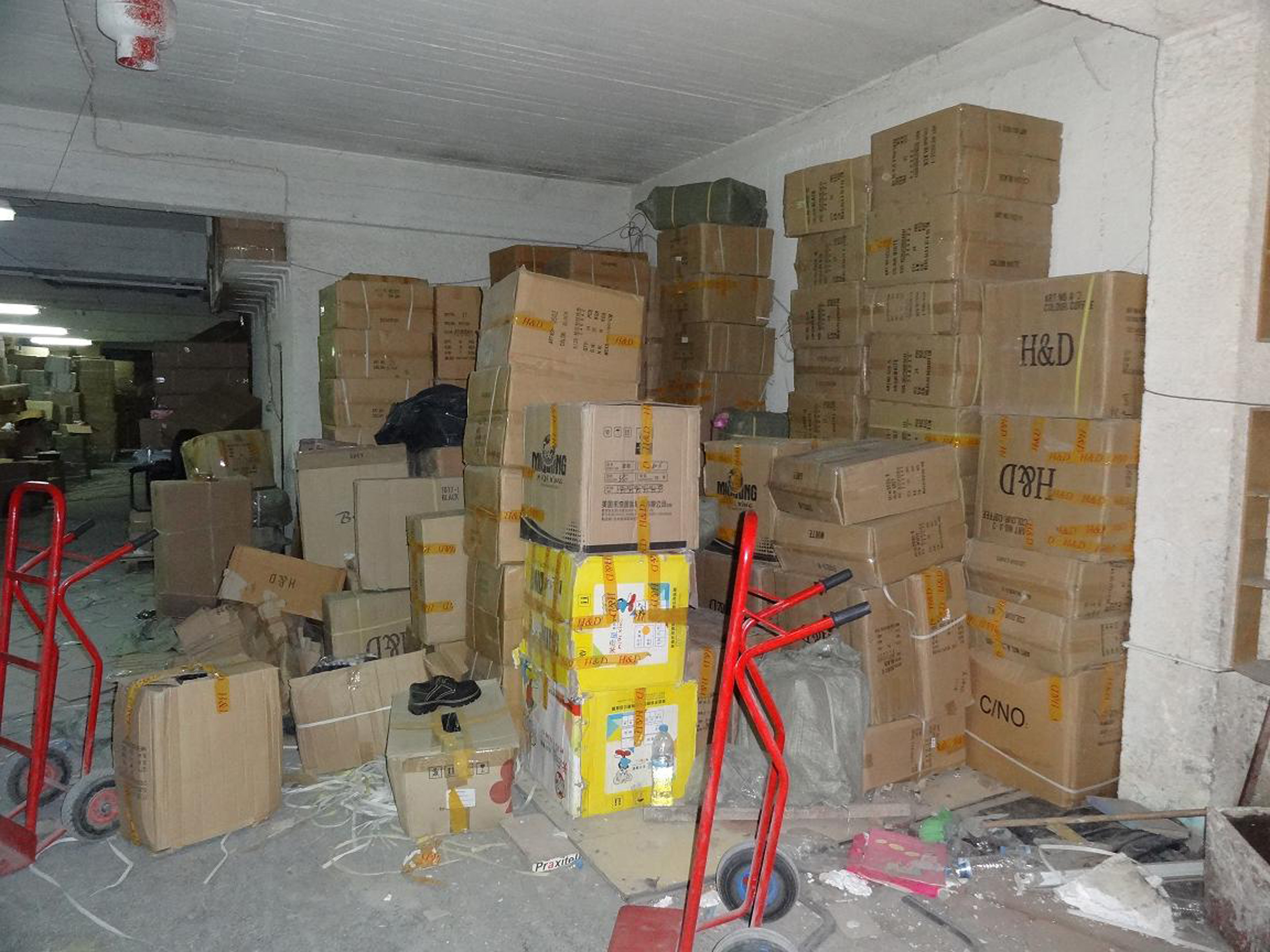 Αποθήκη με χιλιάδες προϊόντα-«μαϊμού» εντόπισε η Αστυνομία στον Βοτανικό