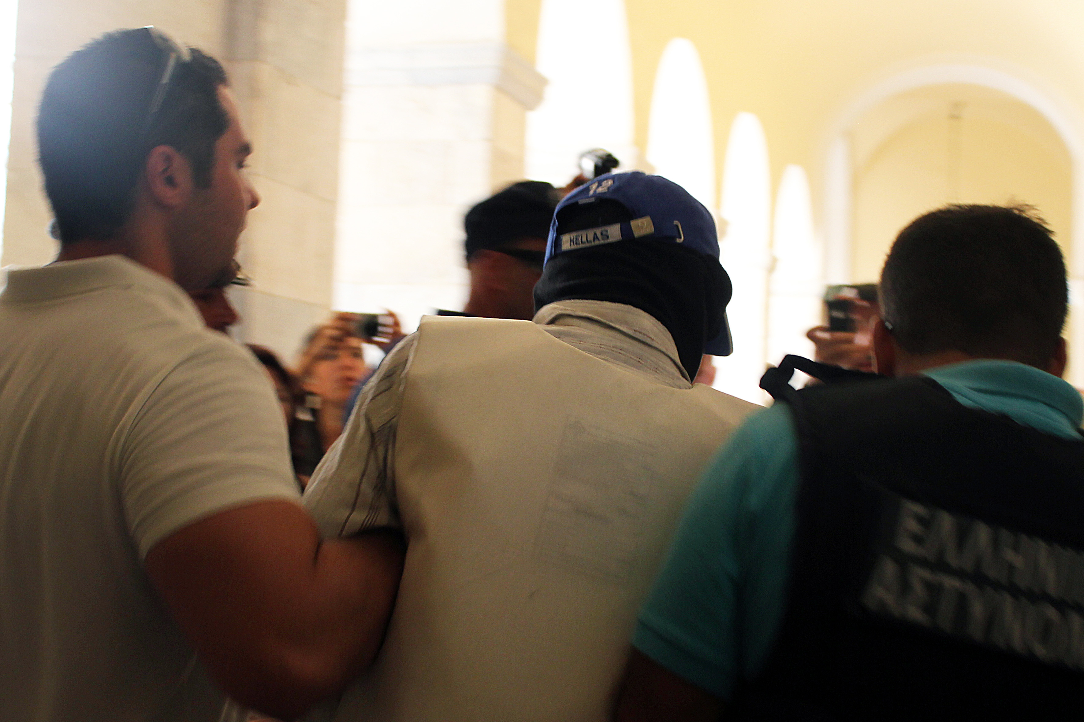 «Όλα έγιναν σωστά» λέει το Λιμενικό για τα επεισόδια στον Πειραιά