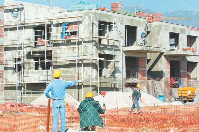 Βαθαίνει η ύφεση στην οικοδομή, μείωση 31,2% στις νέες άδειες το Μάιο