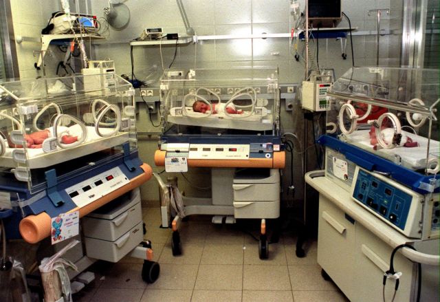 Βρέφος βρέθηκε ζωντανό σε νεκροτομείο και παλεύει για τη ζωή του