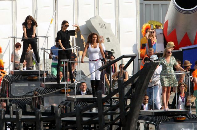 Ο Έϊνσλι σημαιοφόρος και η πρόβα των Spice Girls για την τελετή λήξης