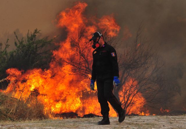 Κερδίζουν οι πυροσβέστες τη μάχη με τις φλόγες στο Άγιο Όρος