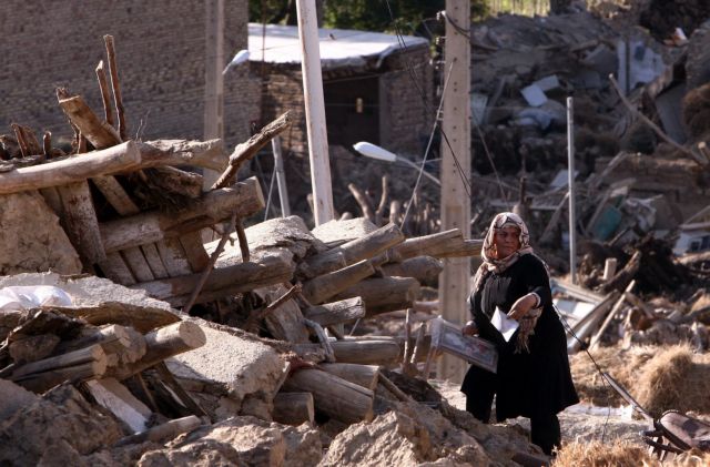 Αγωνιώδεις προσπάθειες στο Ιράν για την ανακούφιση των πληγέντων από τους φονικούς σεισμούς