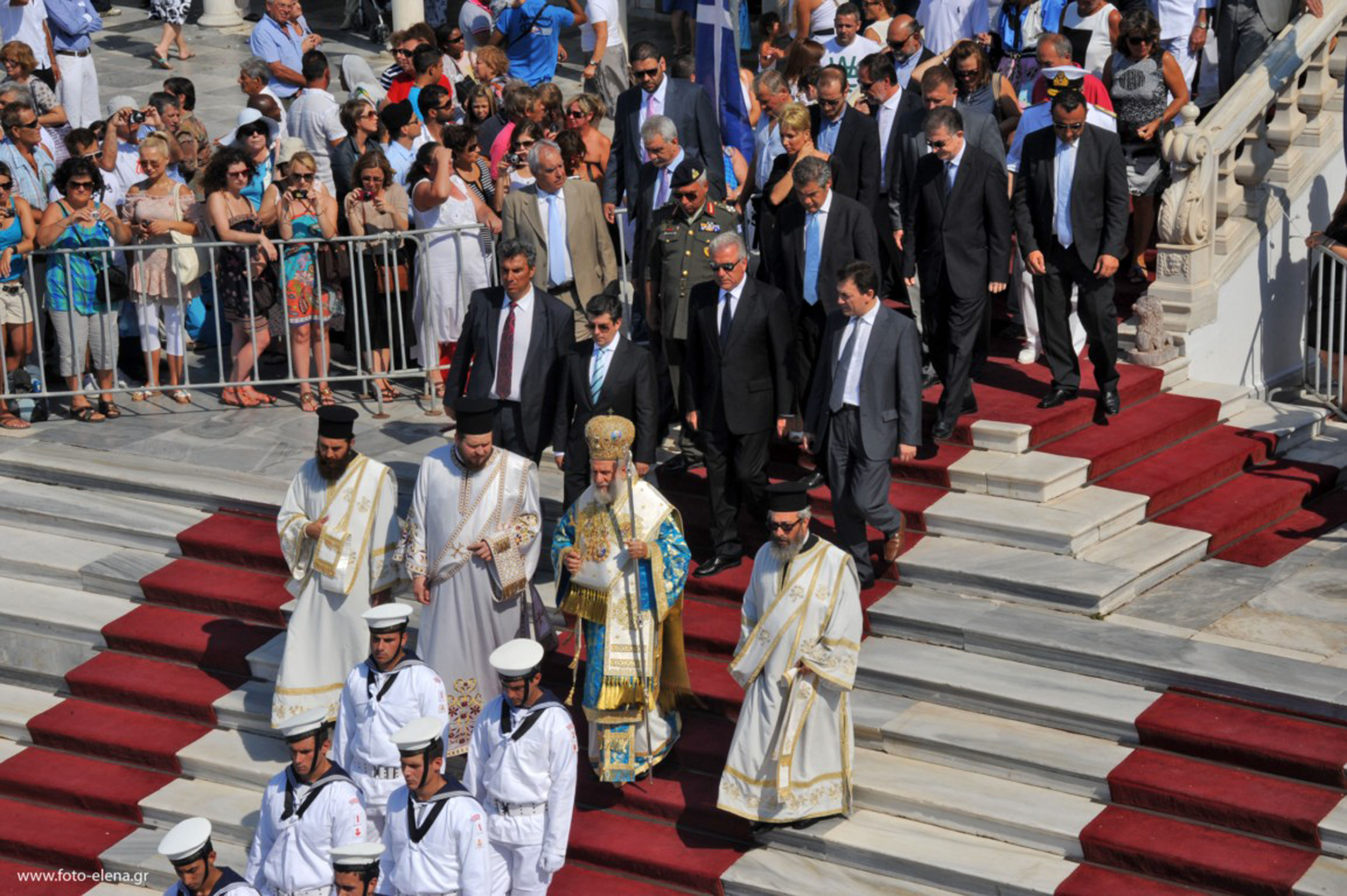 Εθνική ενότητα για να βγει η χώρα από την κρίση ζήτησε ο Δ.Αβραμόπουλος από την Τήνο