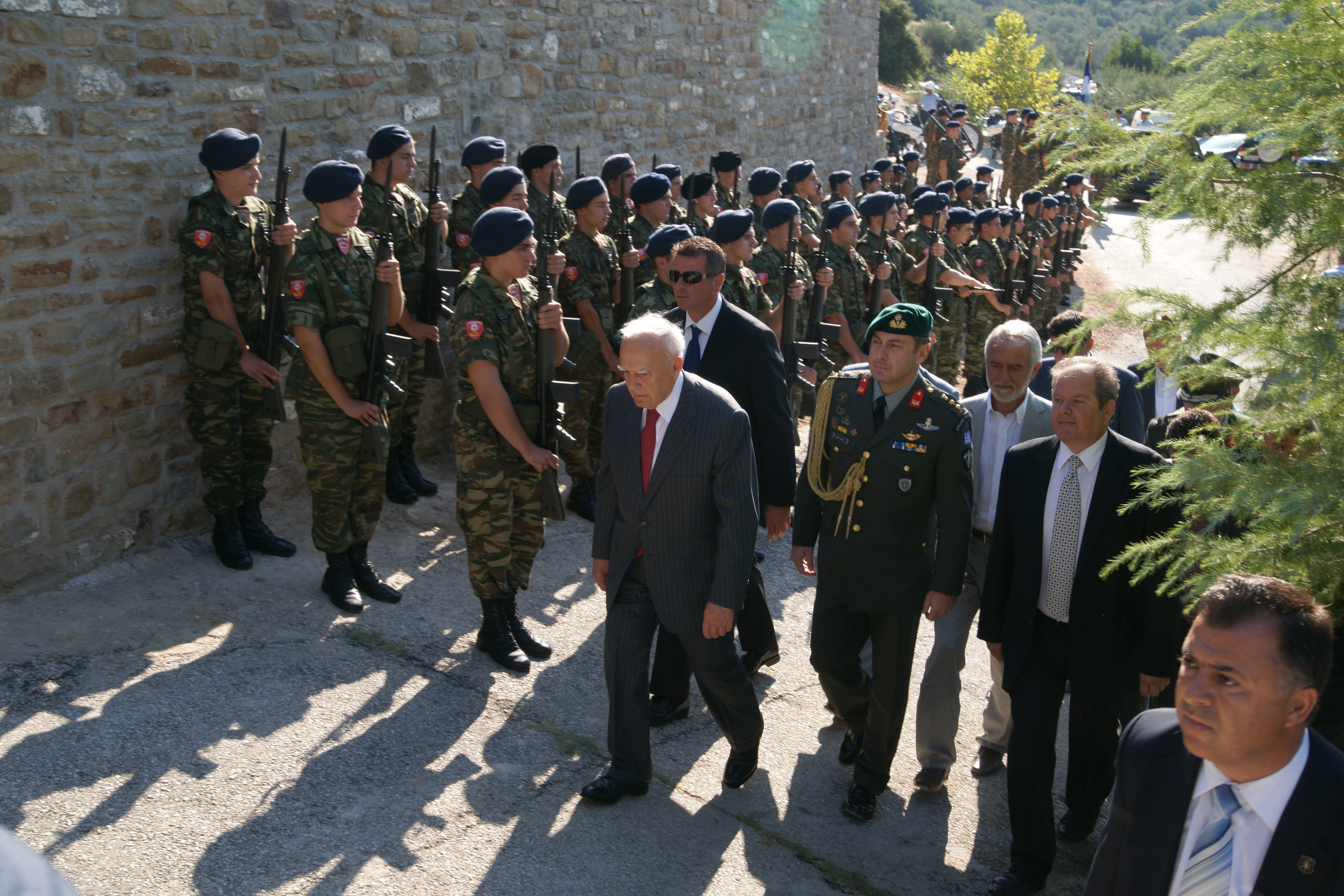Μικροένταση κατά την προσέλευση του Κ.Παπούλια στο Θεοτοκιό Αρτας