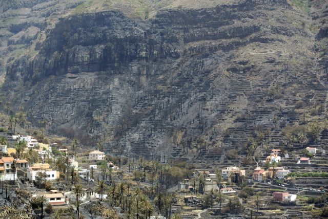 Βελτιώνεται η κατάσταση στα Κανάρια, επικρίσεις για τις περικοπές στην πυρόσβεση