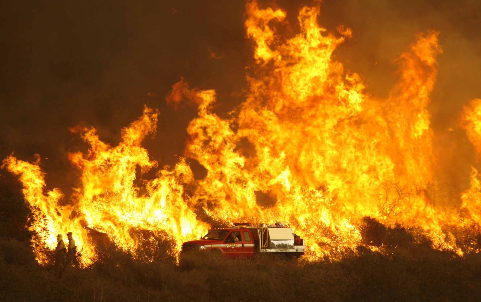 Μεγάλες πυρκαγιές μαίνονται στην Ουάσινγκτον, δύο επαρχίες σε κατάσταση έκτακτης ανάγκης