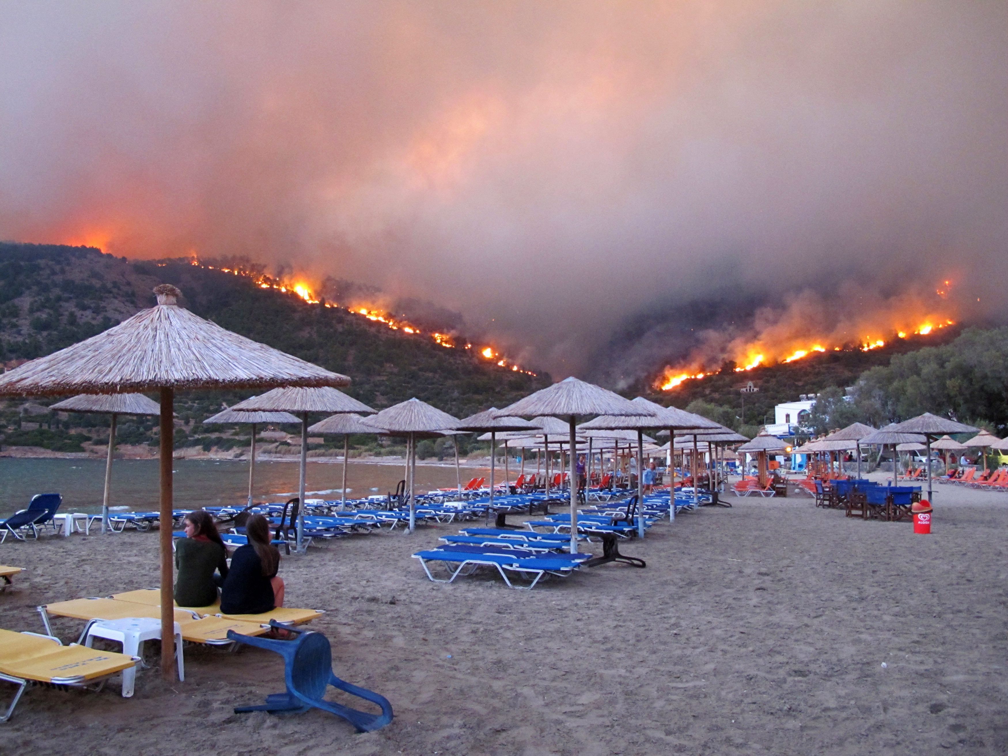 Μεγάλων διαστάσεων πυρκαγιά σε εξέλιξη στη Χίο, εκκενώθηκαν χωριά