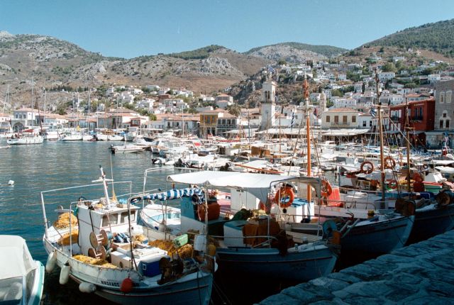 Στον Πειραιά ο ιδιοκτήτης εστιατορίου μετά την ομηρία υπαλλήλων του ΣΔΟΕ στην Ύδρα