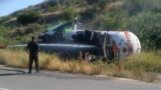Κλειστή επί ώρες η Αθηνών – Λαμίας λόγω ανατροπής βυτιοφόρου με προπάνιο