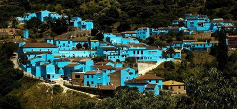 Το ισπανικό χωριό που γλίτωσε από τον Καντάφι, αλλά όχι και από τα... Στρουμφάκια