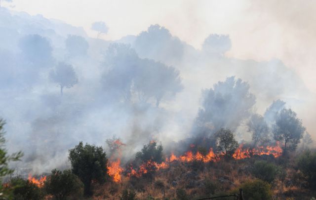 Υπό έλεγχο οι πυρκαγιές που ξέσπασαν στο Καπανδρίτι και το Αγρίνιο
