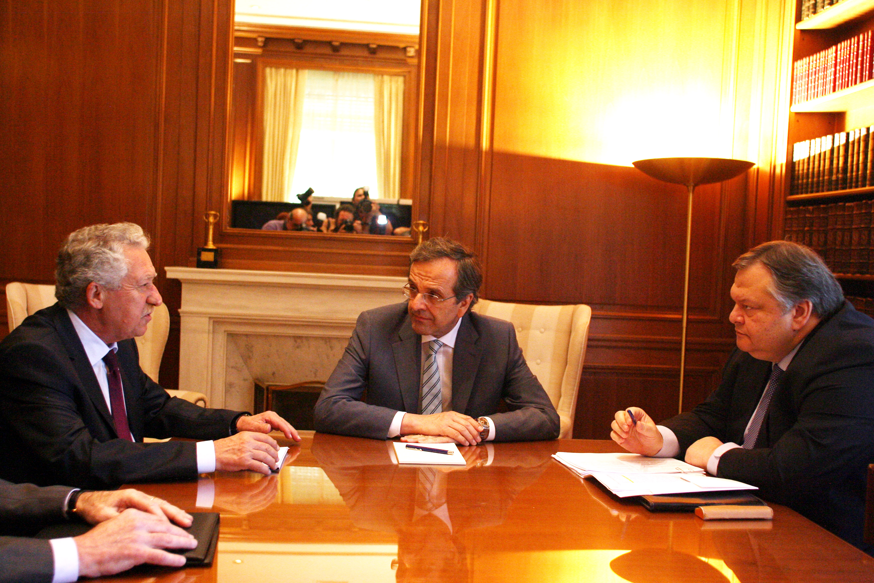 Επικοινωνία Σαμαρά με Βενιζέλο-Κουβέλη για το ταξίδι σε Βερολίνο και Παρίσι