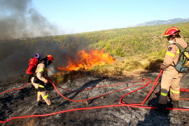 Υπό μερικό έλεγχο η πυρκαγιά στις Αφίδνες, μαίνεται η φωτιά στην Εύβοια