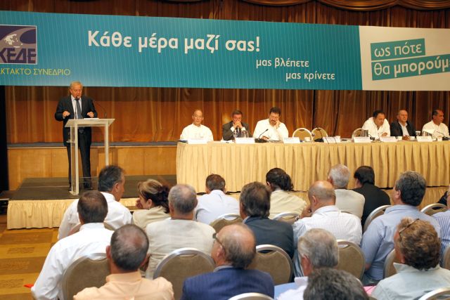 Με «κατασκήνωση στο Σύνταγμα» απειλούν οι δήμαρχοι