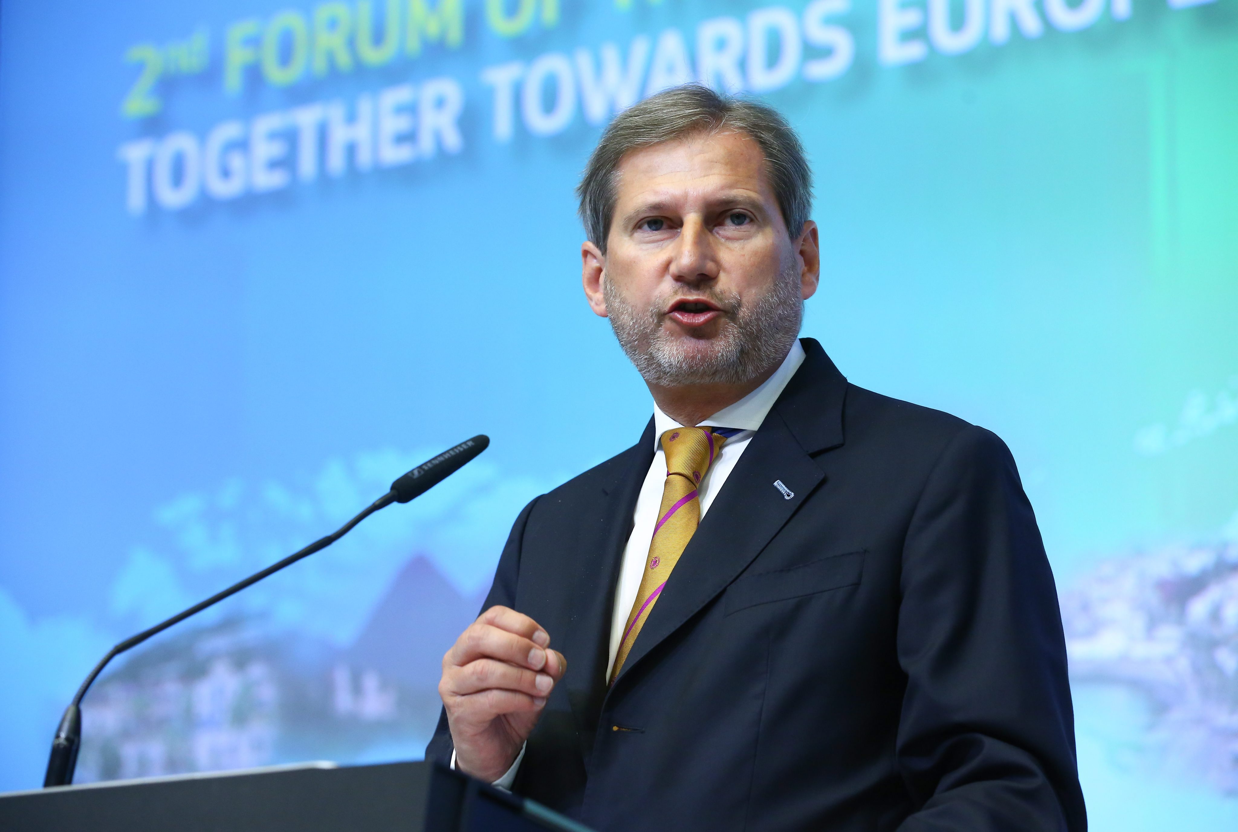 Η Ελλάδα πρέπει να μείνει στο ευρώ για «οικονομικούς και πολιτικούς λόγους» λέει ο Χαν