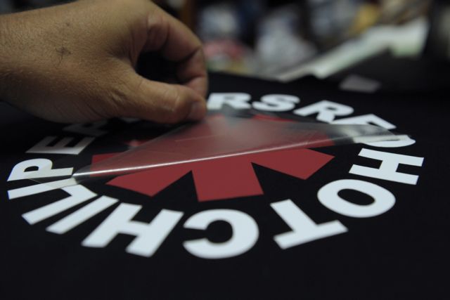 Κυρώσεις για πώληση προϊόντων «μαϊμού» στη συναυλία των Red Hot Chili Peppers