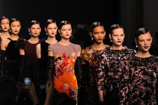 Μαλλιά: φέτος είναι ίσια και περιποιημένα