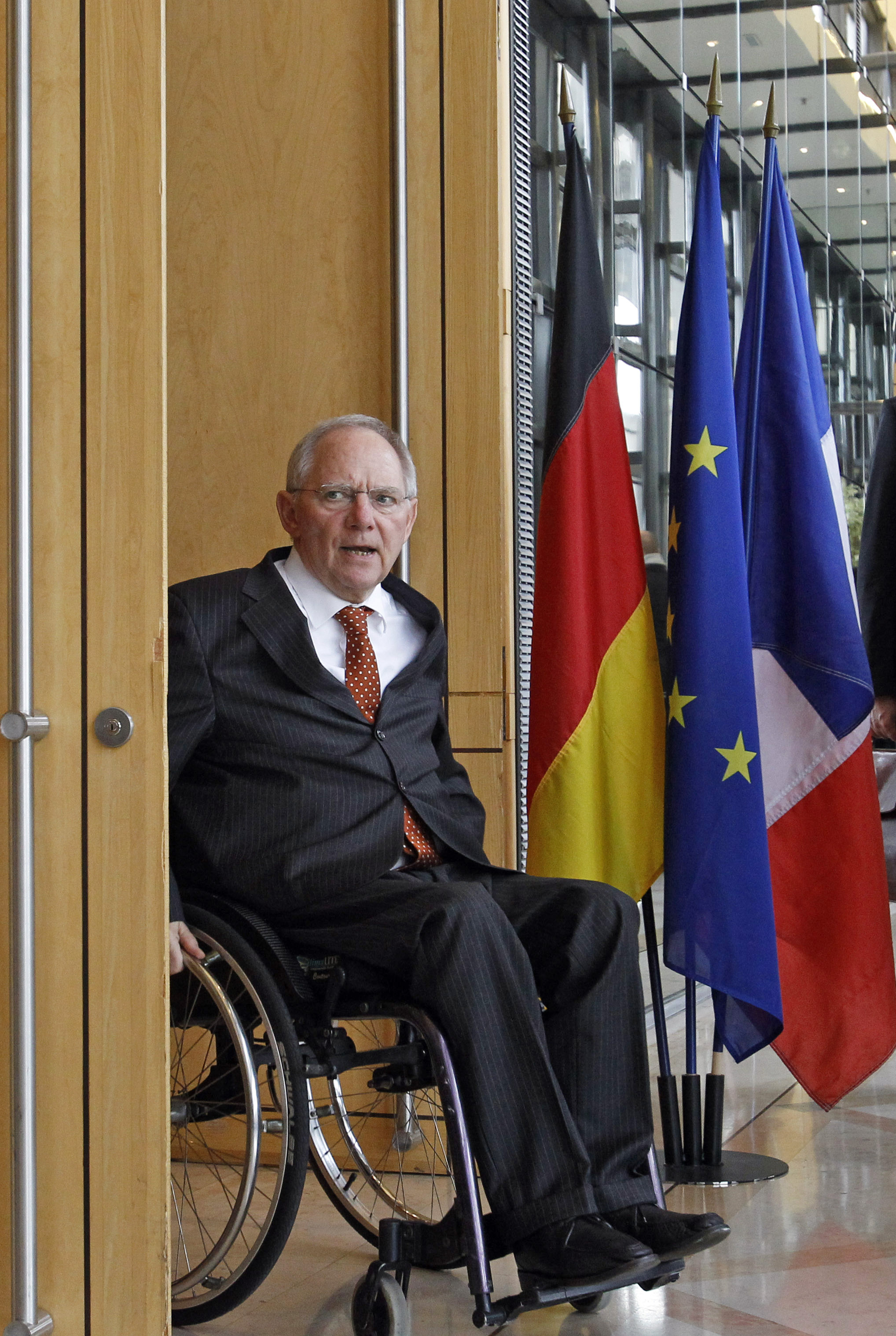 Μην χαλαρώνετε, λέει ο Σόιμπλε στις υπερχρεωμένες χώρες μετά τις ανακοινώσεις της ΕΚΤ