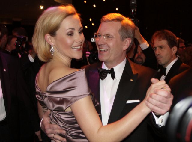 Κατηγορηματικά διαψεύδει ότι ήταν συνοδός η σύζυγος του Γερμανού πρώην προέδρου