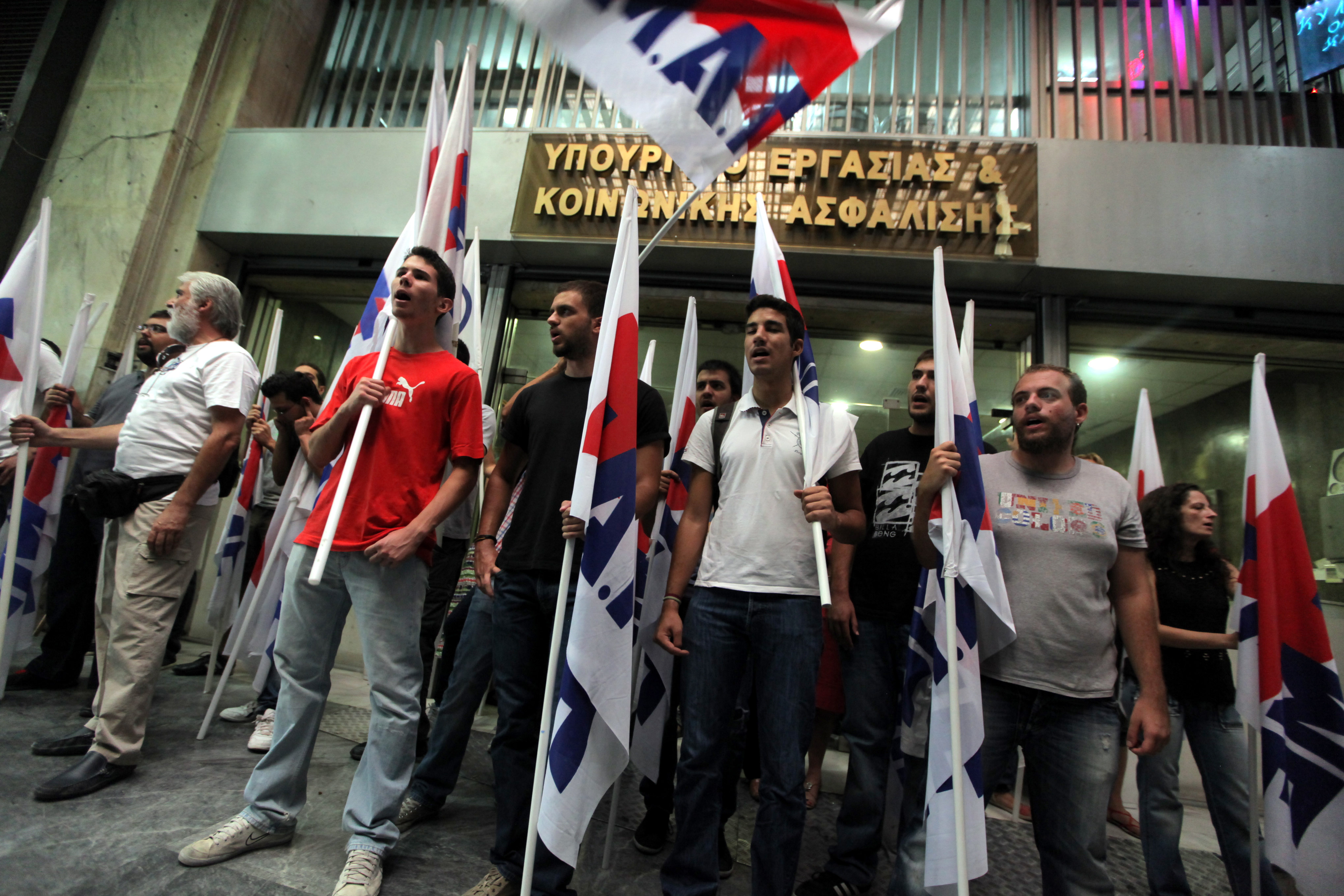 Κρίσιμη συνάντηση Βρούτση – τρόικας για μισθούς και εργασιακά