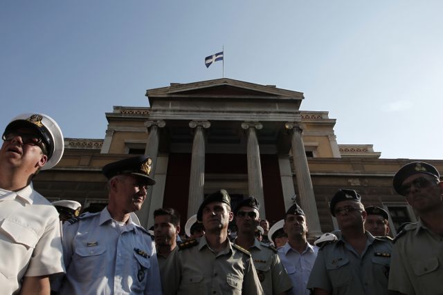 Στο 6%-7% οι μειώσεις για τους στρατιωτικούς, που «απαντούν» στους δρόμους