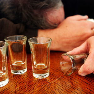 Πρόωρο και σοβαρό εγκεφαλικό επεισόδιο συνεπάγεται η κατάχρηση αλκοόλ