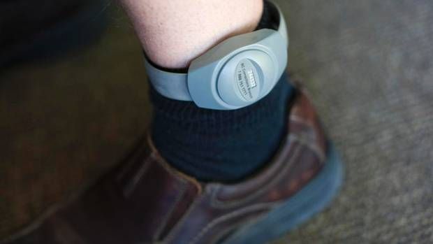 Παρακολούθηση με «ηλεκτρονικό βραχιόλι» για τους αδειούχους κρατούμενους