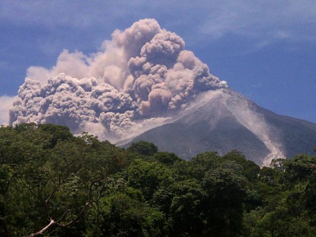 Έκρηξη ηφαιστείου στη Γουατεμάλα οδηγεί στην απομάκρυνση χιλιάδων κατοίκων