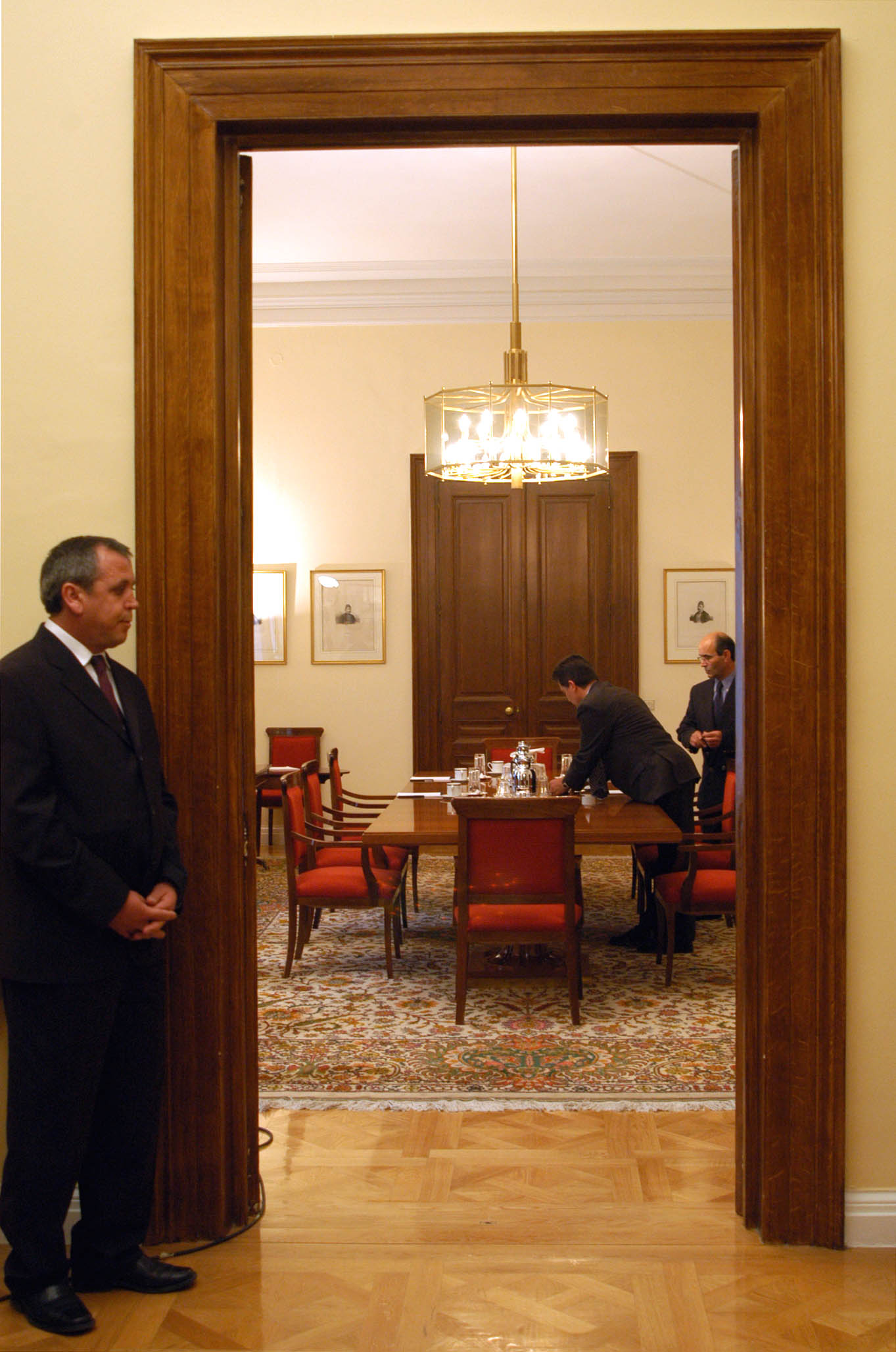 Στο μισό κόβεται η μηνιαία αποζημίωση του Προέδρου της Δημοκρατίας