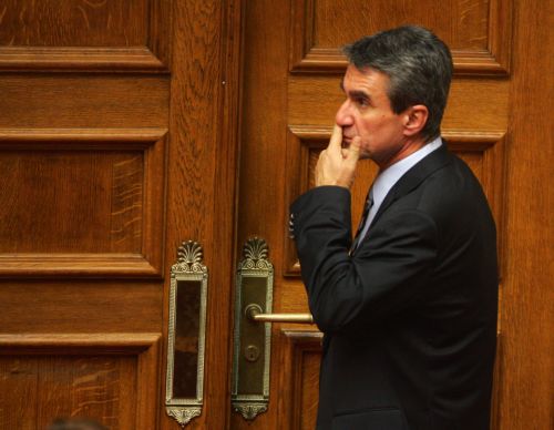 «Κινήσεις» Λοβέρδου για «ρήξη με το παρελθόν» μετά την ψήφιση των μέτρων