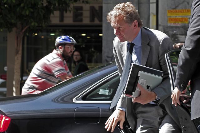 Πιέσεις από την τρόικα για επιπλέον περικοπές σε μισθούς και συντάξεις