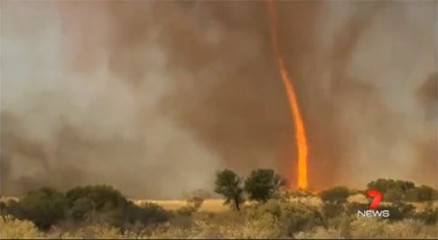 Σπάνιος πυροστρόβιλος βιντεοσκοπήθηκε στην έρημο της Αυστραλίας