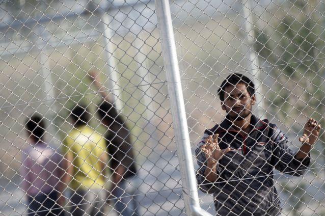 Στρατόπεδα που κλείνουν θα μετατραπούν σε κέντρα κράτησης μεταναστών