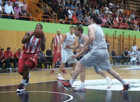 Με ηγέτη τον «Πέρπε», ο Ολυμπιακός νίκησε τη Μπάμπεργκ