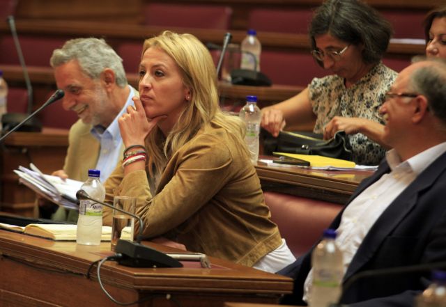 O λαός είναι αντιμέτωπος με μια πρωτοφανή ανθρωπιστική καταστροφή, δηλώνει η Ρένα Δούρου