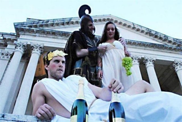 Φωτογραφίες από ρωμαϊκό πάρτι τοπικών αρχόντων εξοργίζουν τους Ιταλούς