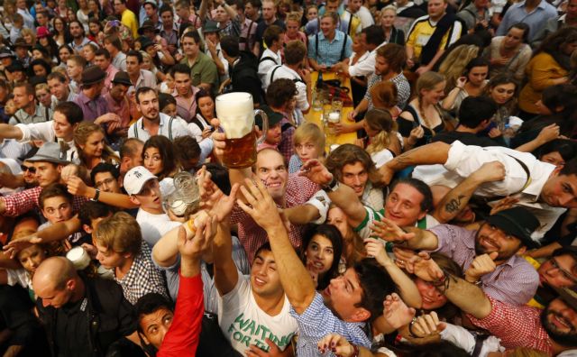 Άνοιξαν οι κάνουλες του Oktoberfest, μπύρα μέχρι τελικής πτώσεως στο Μόναχο